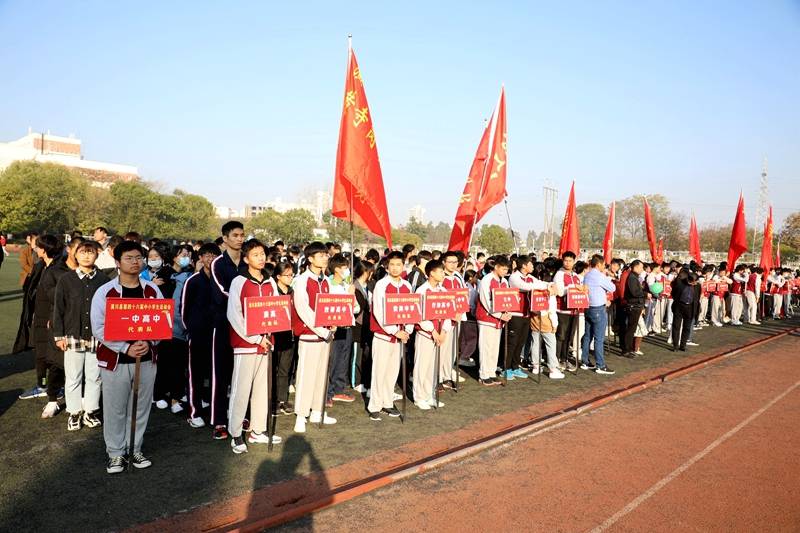 现场出席领导潢川县第四十六届中小学生田径运动会在潢川一中隆重开幕