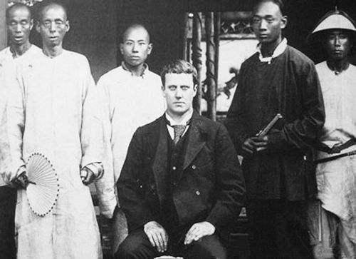 清末外国人来到中国清朝时期,因为长期坚持闭关锁国的国策,中国与世界