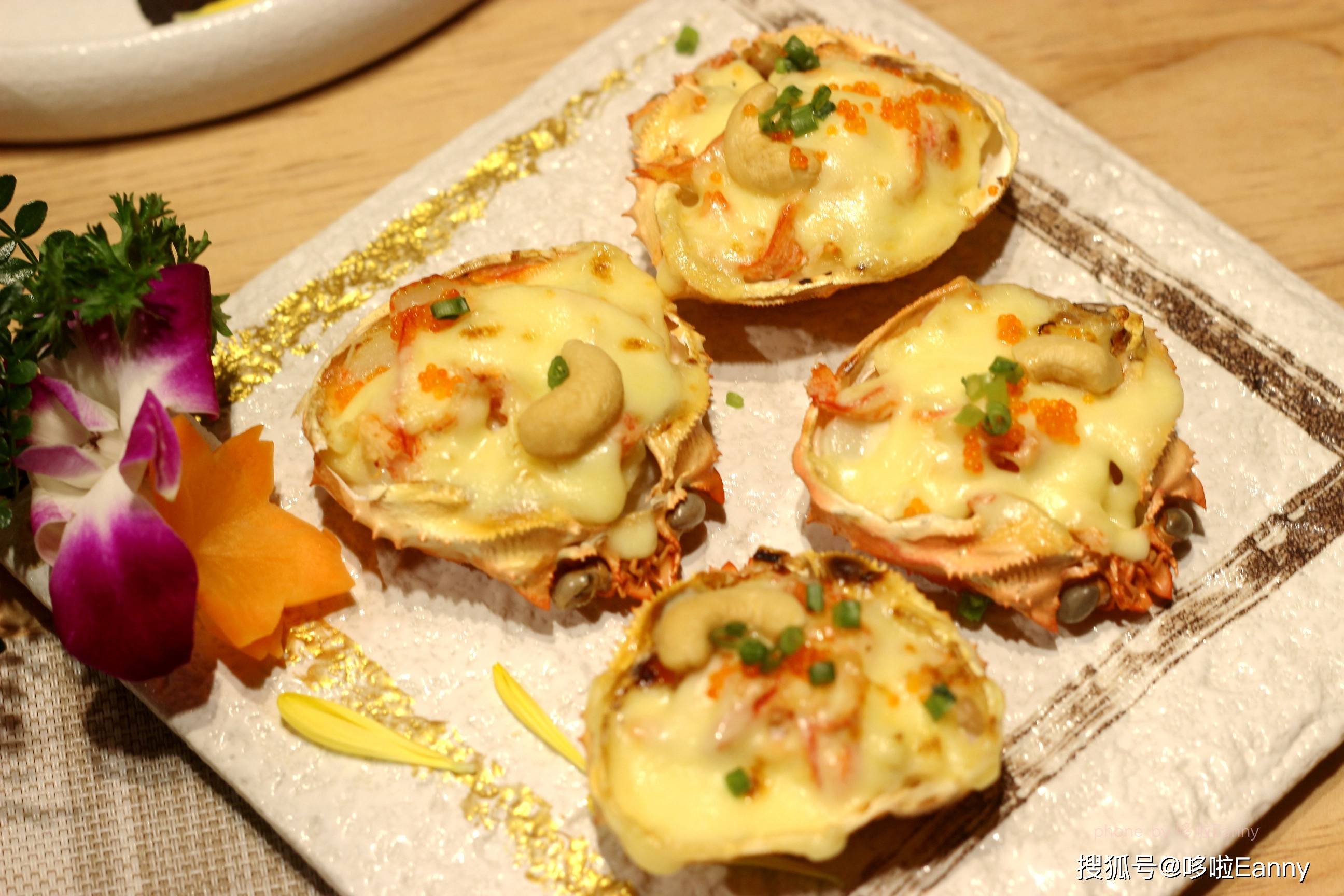 【芝士蟹宝】 可爱的芝士蟹宝,上面一层芝士,底下有苹果沙拉.