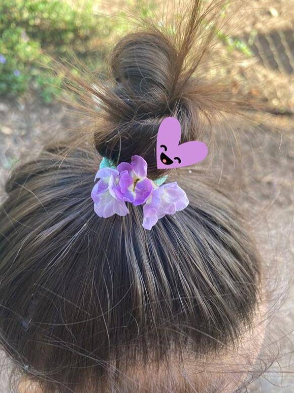 原创陈冠希带女儿海边玩alaia扎冲天辫秀长腿手指大海一脸开心