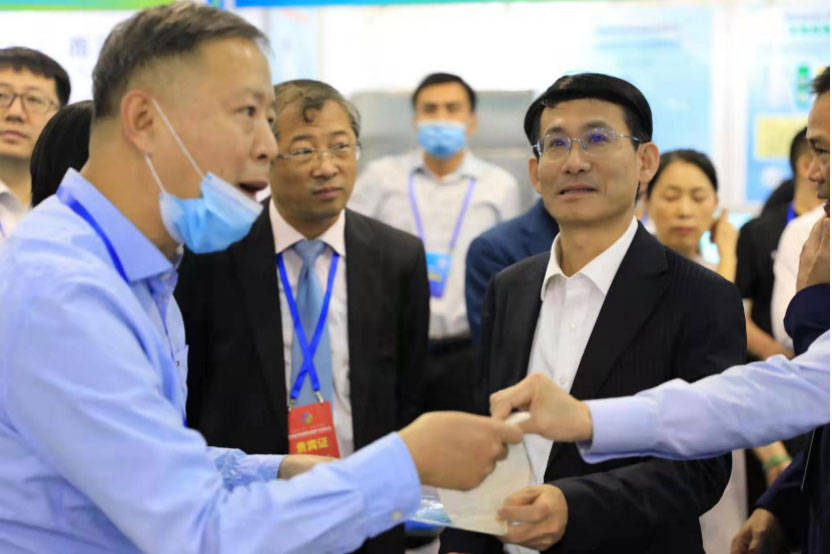 沈丹阳与吉林省参展商)(左起 海南省副省长 沈丹阳,吉林省商务厅副