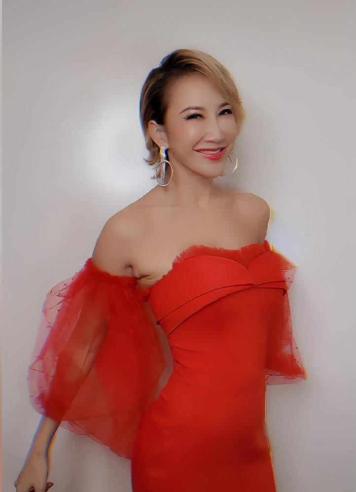 李玟穿抹胸裙大秀迷人曲线却被拿放大镜看身材肉肉松弛太显老