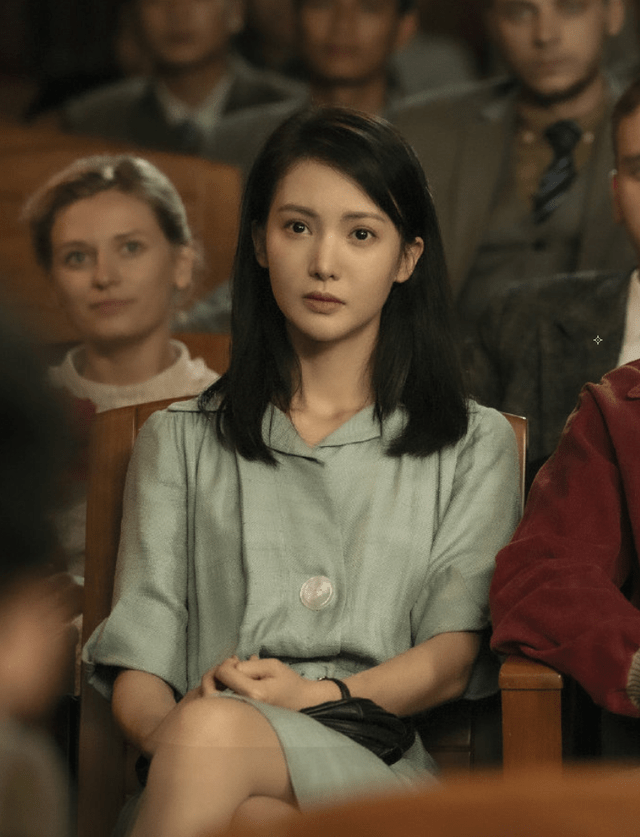 金晨新剧变女精英穿风衣配特工帽初恋脸真撑不起大女人风