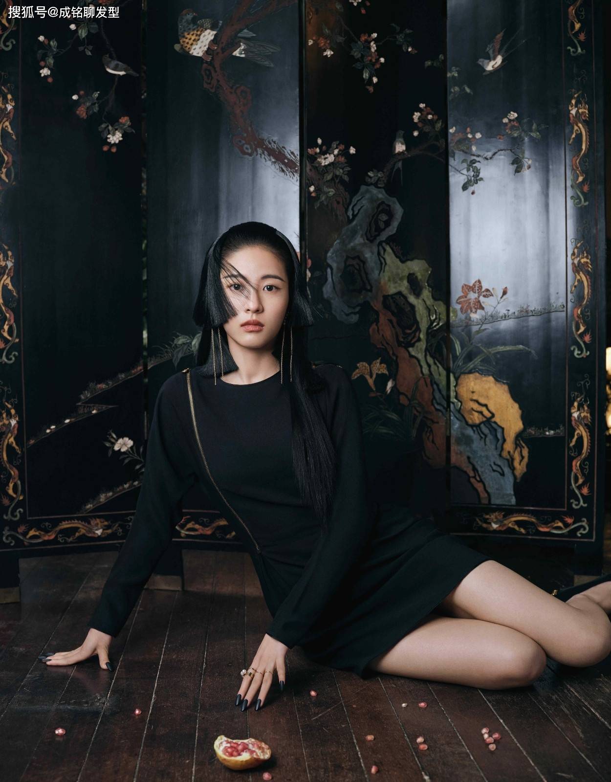 孙芮浅蓝色针织衫逛游乐城,笔直大长腿格外抢镜,元气少女感十足