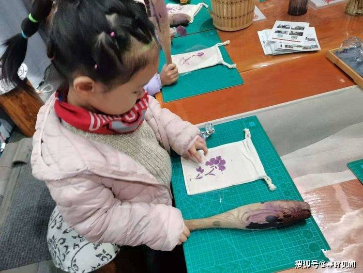 三门峡市第二实验幼儿园让孩子们在捶草印花中感受非遗文化的魅力_棉布
