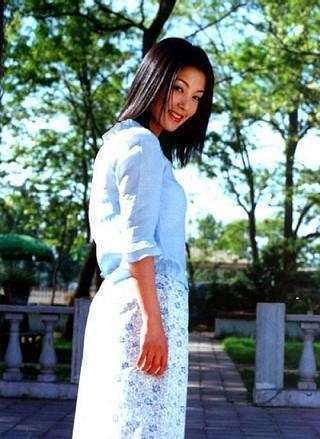 原创曾经当红女歌星,18岁未婚先孕, 与逃犯富豪同居3年后身败名裂