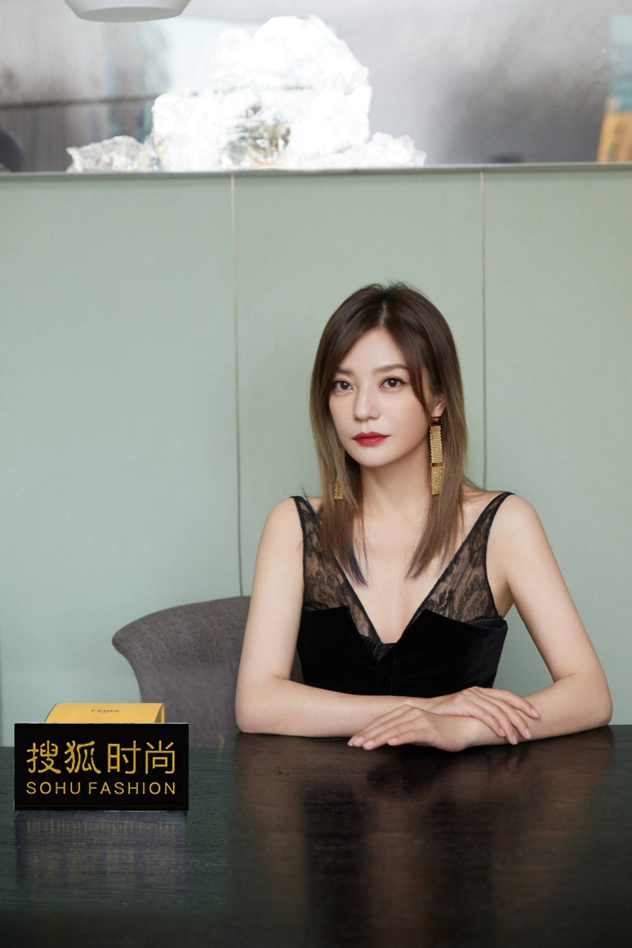 赵薇穿低胸长裙现身活动,网友:简直是性感冻龄女神!