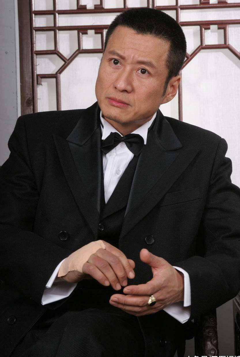 56岁孙兴近照曝光,地摊买衣服与小贩讨价还价,卷发大胡子显邋遢