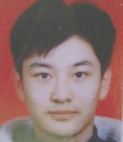 男明星学生时代证件照:黄晓明"婴儿肥",胡歌"鲜肉脸",而论五官只服他