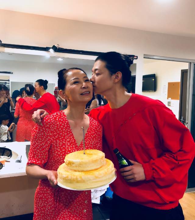 大花轿火风近况58岁胡子花白显苍老前妻和现任情如姐妹