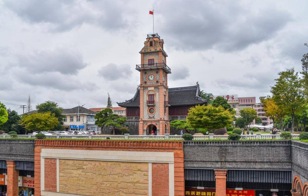 南通市中心两座标志性建筑一中一西完美结合是这座城市的形象