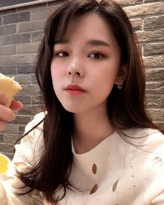 又是一波凌晨自拍?沫子在晒新红装造型时,网友发现了盲点