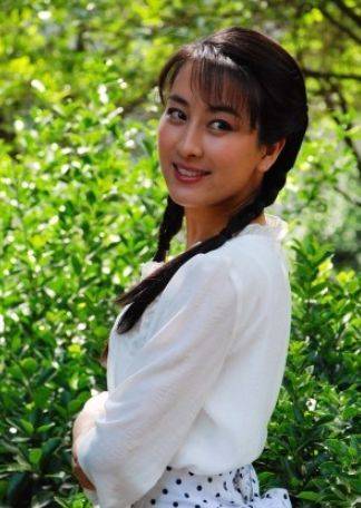 39岁马苏"真人"长啥样?离开了美颜滤镜,网友:顶多算个村花