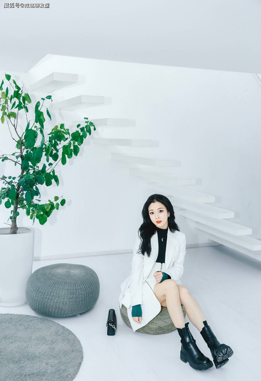 何曼婷晒甜美靓照复古格纹呢子西装配短裤挑染双辫潮力四射