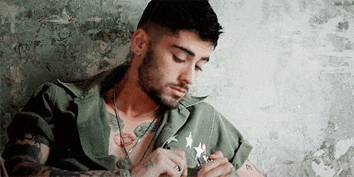 紧身裤大秀小蛮腰,自拍照美翻了_zayn