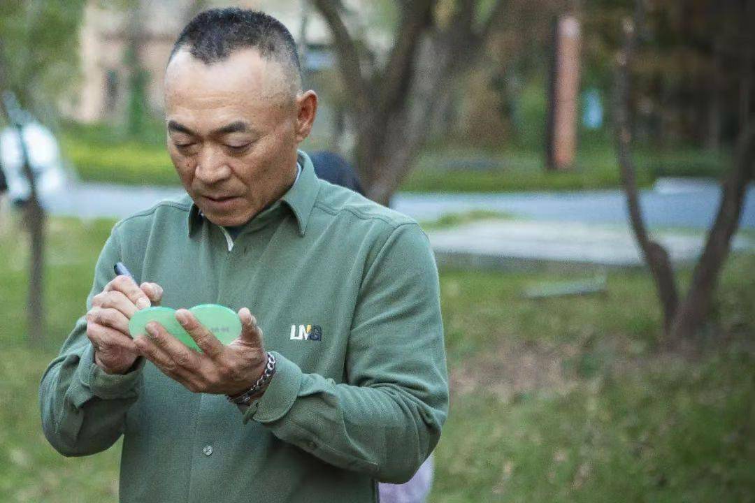 原创57岁体操王子李宁近照曝光!衣着随意,秃顶白发尽显苍老