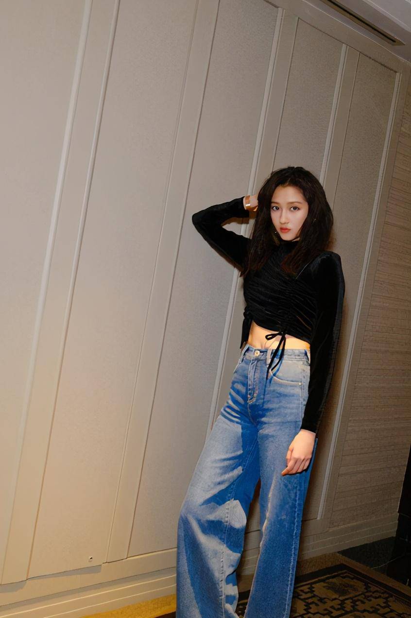 关晓彤文艺造型优势太明显亮片羽毛裙温柔大气尽显复古气息