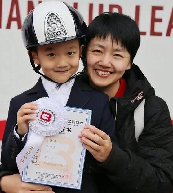 有种"优秀"叫于谦小儿子,7岁就在马术比赛上获奖,被父亲认可