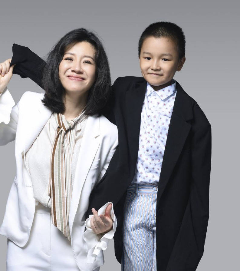 "大娘子"刘琳携儿子拍杂志,母子俩长相复制粘贴,连表情都一样