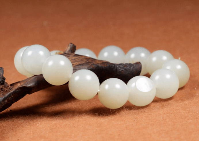 人在市场上买的,因为在市场上你买到的或者是看到的和田玉圆珠手串儿