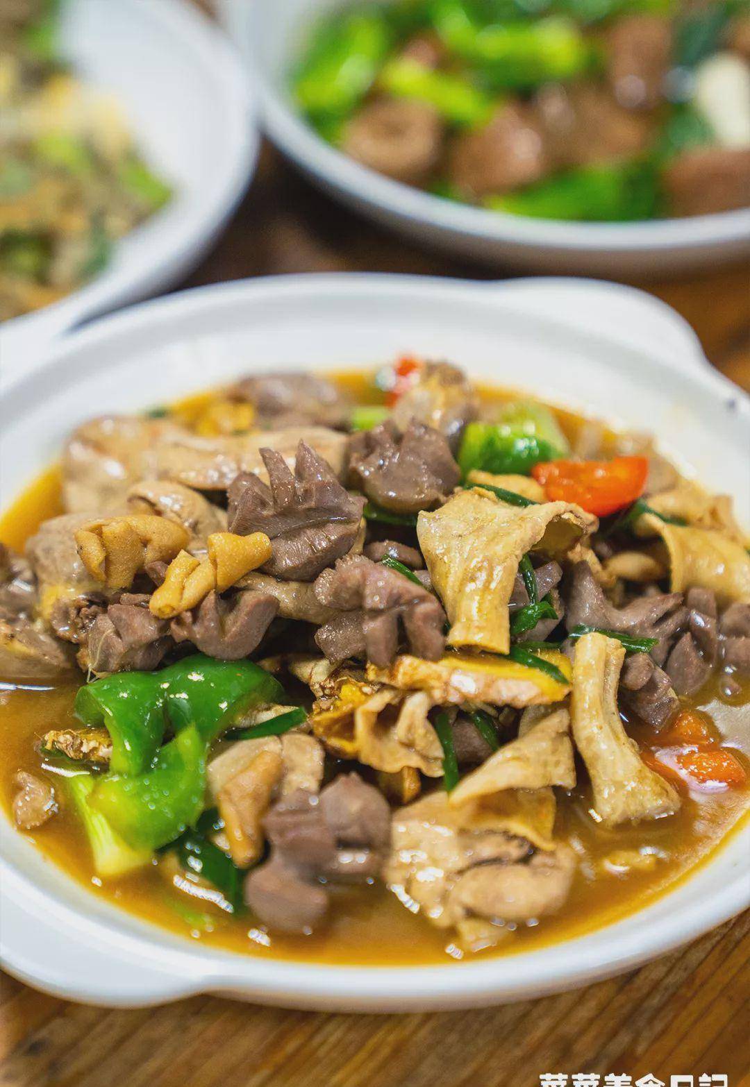 一盘里有鸭肾,鸭肠,鸭心和鸭肝,该脆的脆,该绵的绵.