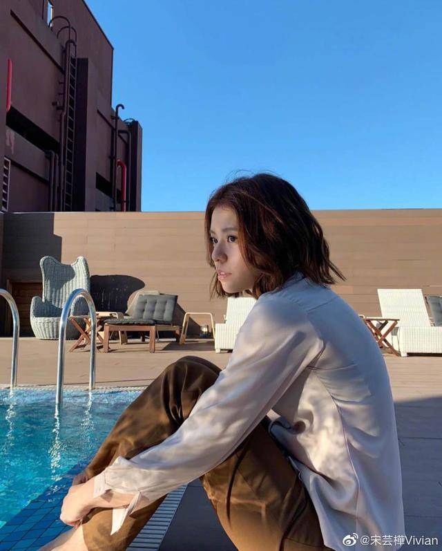 她是《西虹市首富》的夏竹,摘下眼镜的她,变成了女神