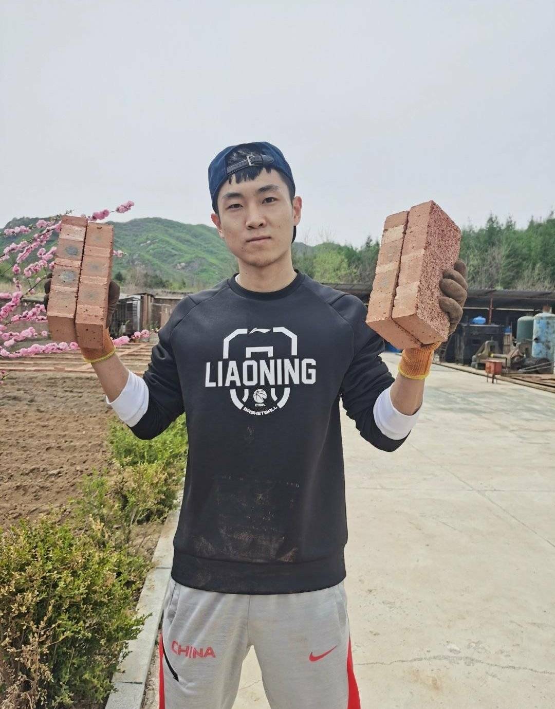 周琦晒图红袜子抢镜,损友高诗岩上线调侃,你是拍完照就走了吧_手机