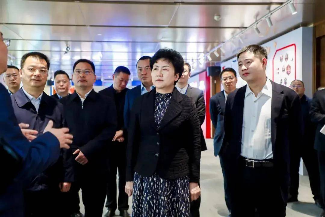 四川省人大常委会副主任,达州市委书记包惠一行调研蓝润集团 丨蓝资讯
