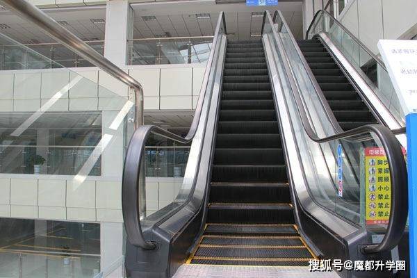你发现了吗扶梯的扶手带比梯级要快