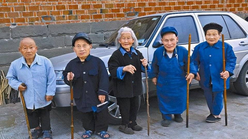 四川最后的矮人村老人平均身高80厘米年轻人1米5算最高的