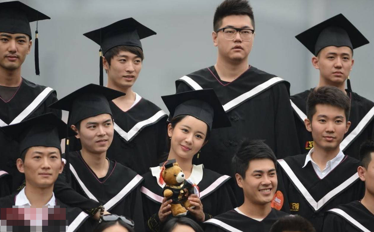 同样都是杨紫同班同学,李现张一山大红大紫,最帅的他却火不起来