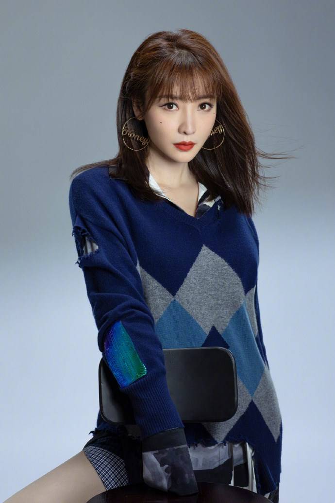 原创柳岩三套蓝色系穿搭美翻天短裙装扮性感撩人清纯甜美容颜吸睛