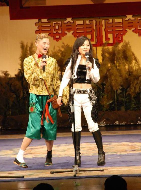 赵本山徒弟王小虎罕晒日常小7岁娇妻撞脸周涛颜值高儿子样貌神似