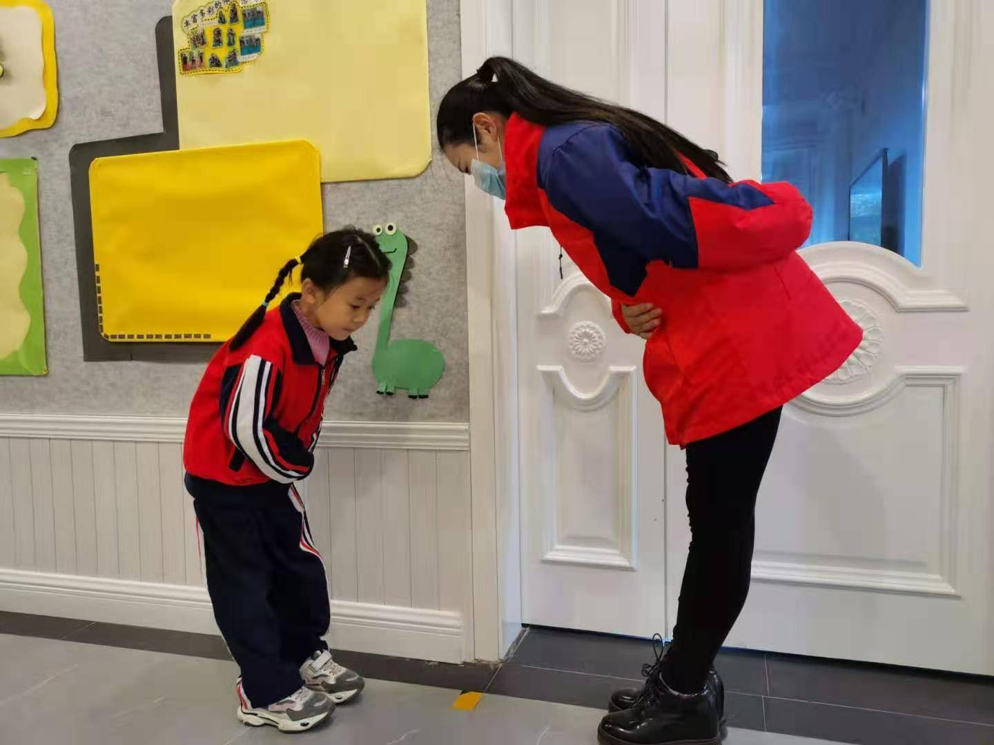 学礼行礼礼满校园二七区第一幼儿园开展现代礼仪培训活动