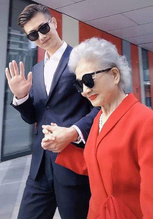 穿红裙美得惊艳,1米9孙子成护花使者_手机搜狐网