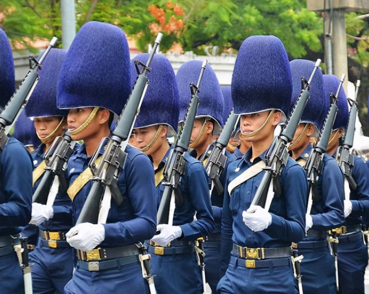 泰国王室的彩虹卫队距今160多年历史是一道靓丽风景线