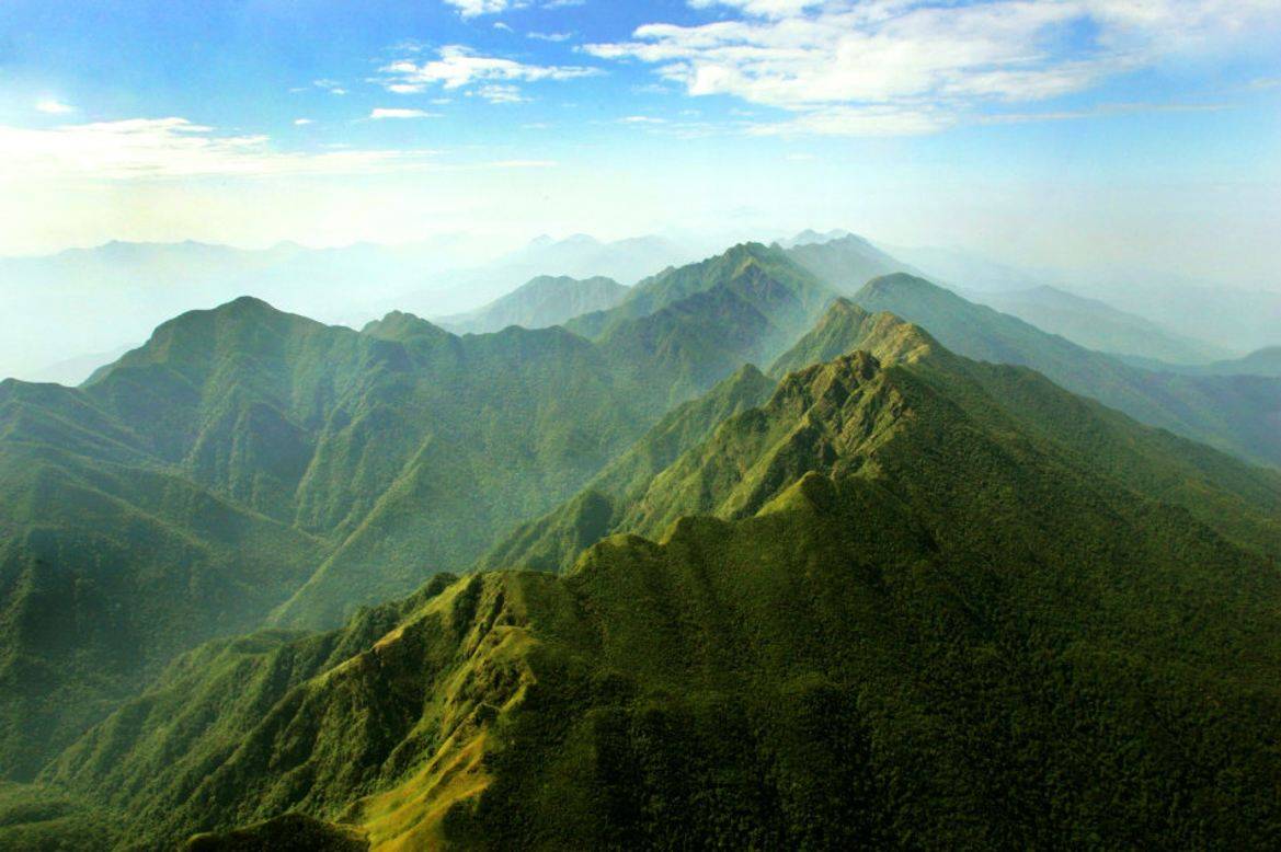 广西海拔1462米的山脉呈东北西南走向长100多公里