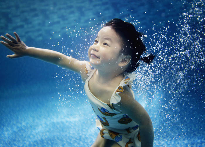免费体验1大1小优范儿亲子游泳体验课适合08岁宝宝