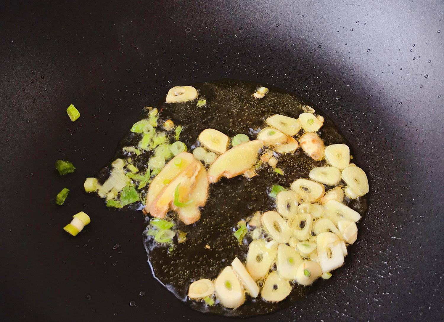 7,葱姜蒜炝锅之后将北豆腐和鸭血豆腐一同倒入锅内,先不要像炒别的菜