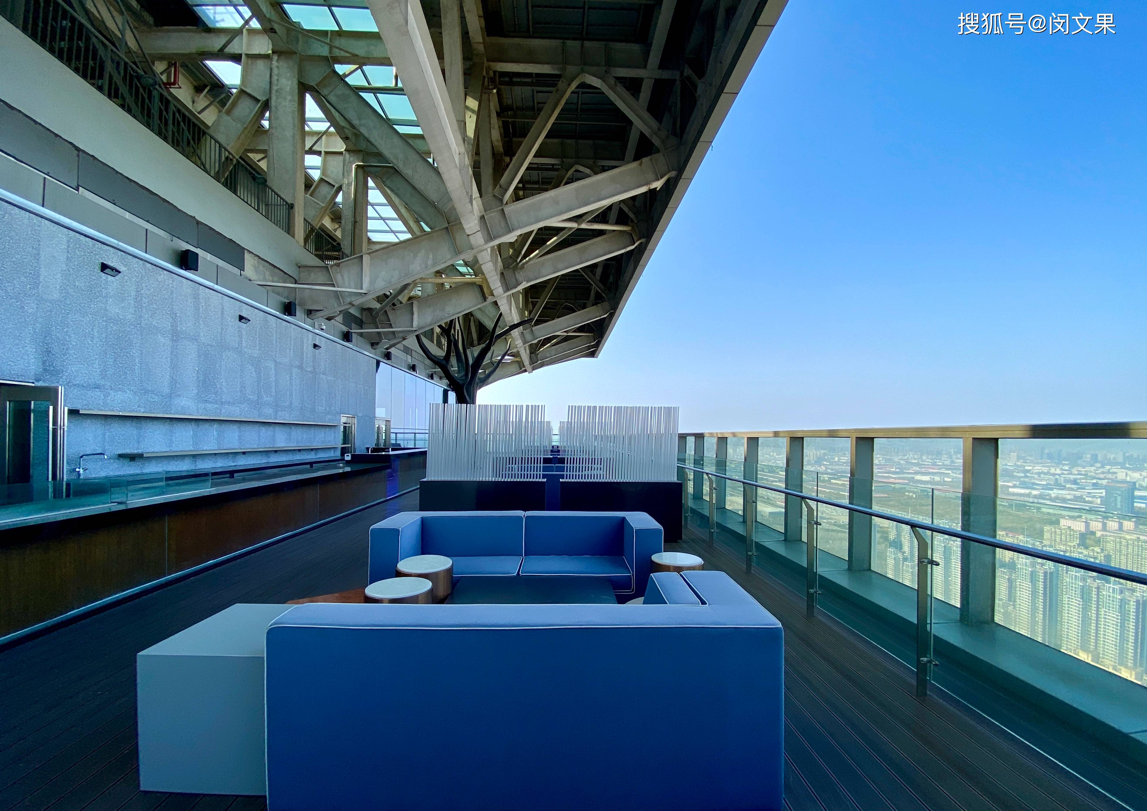 拥有空中花园感的行政酒廊,还有54层的云端餐厅&酒吧,它在合肥已成功