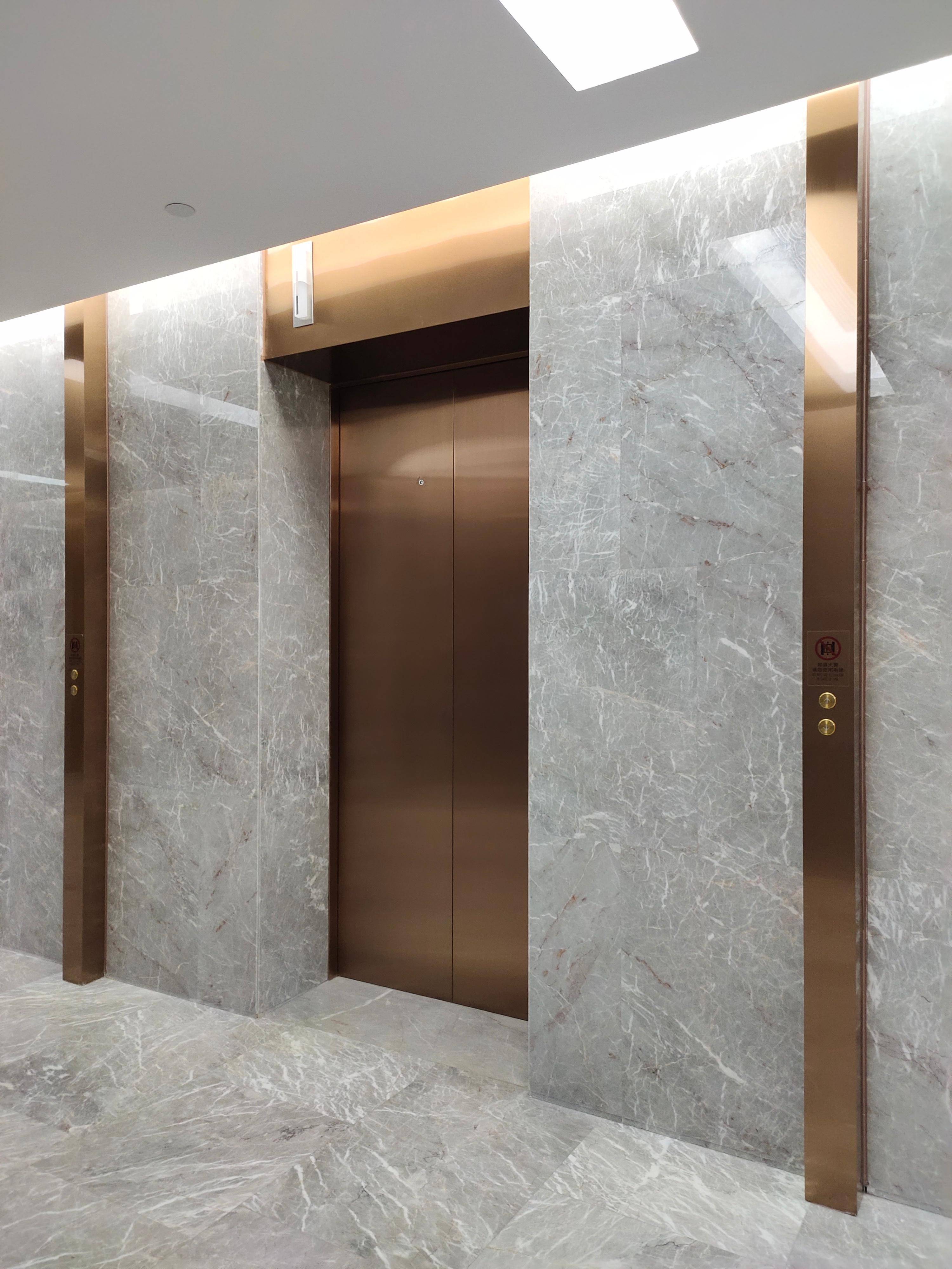 现代不锈钢装饰电梯门套特色