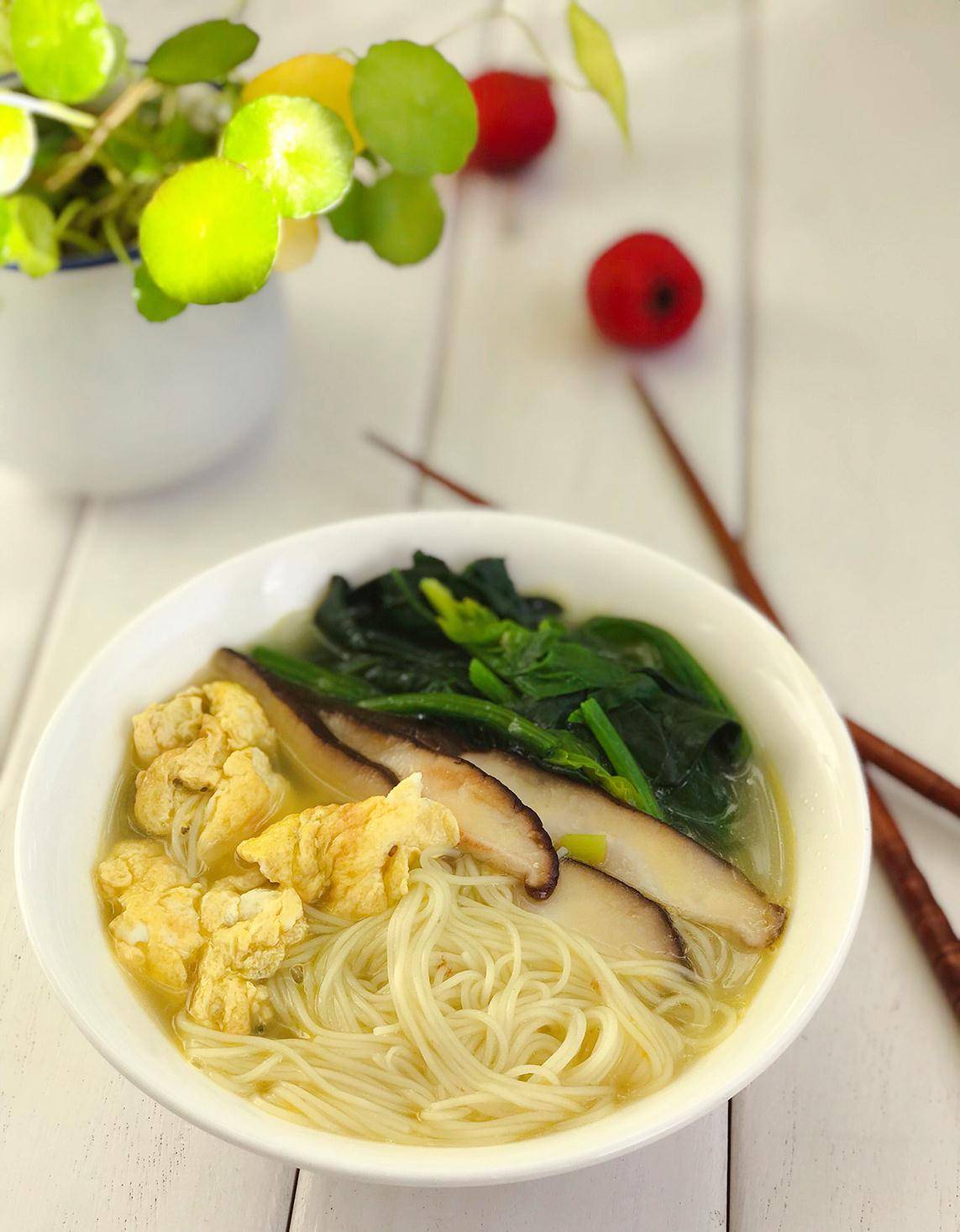 汤鲜味美的菠菜香菇鸡蛋面就可以热乎儿开吃了