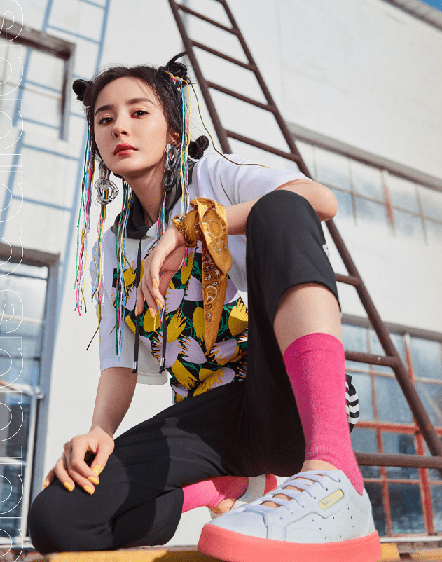 原创杨幂阿迪达斯广告新图曝光扎小揪揪造型像一个酷酷小太妹