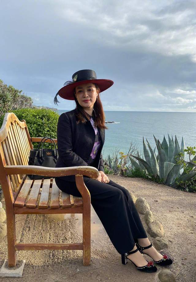 原创周立波老婆眼光独到暗纹外套突出丰满身材戴英伦礼帽像个贵妇