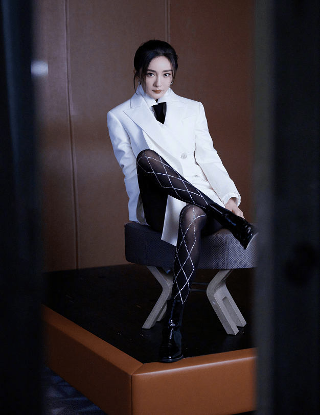 原创杨幂最新直播造型,白西装下搭黑丝尽显纤细又匀称的长腿
