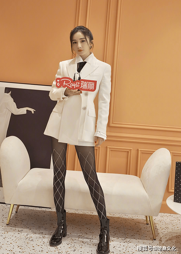 杨幂最新节目录制造型,又穿男友风衬衫搭黑丝袜大秀筷子腿_手机搜狐网
