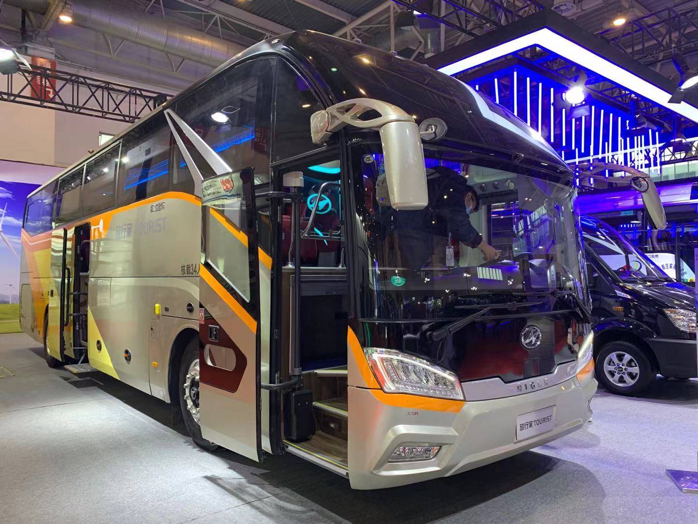 海格klq6127b旅行家升级版,传承scania高端客车经典,车身采用流线型