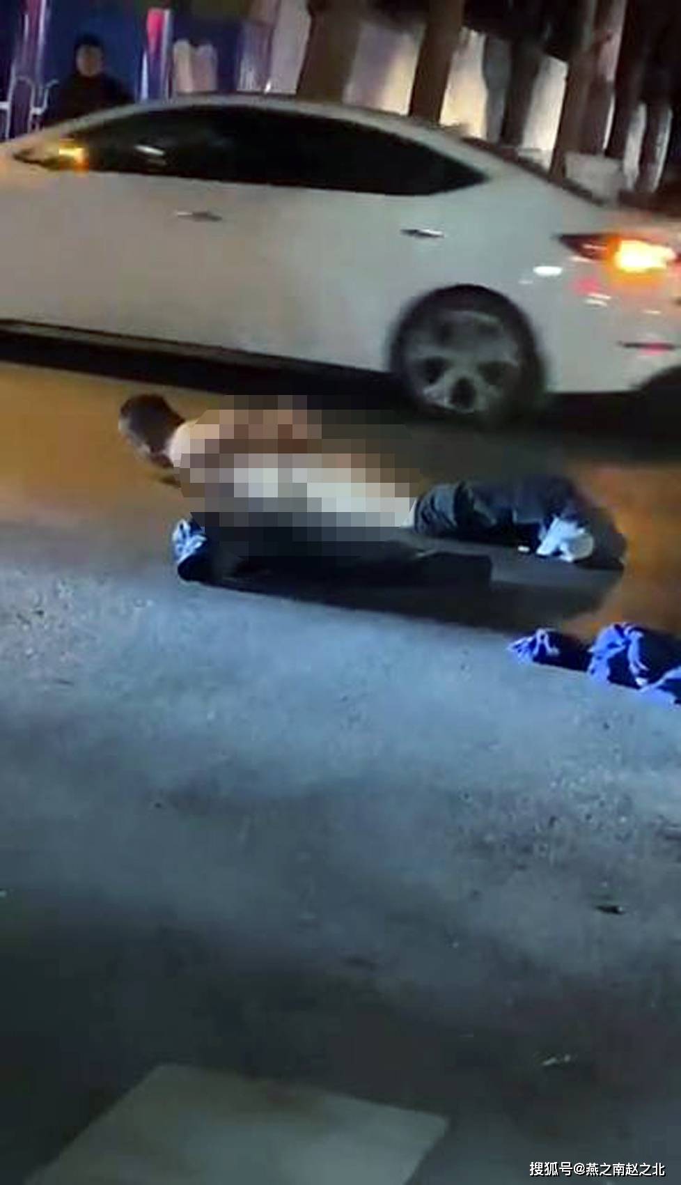 保定一男子被扒掉衣服反绑双手扔马路上,疑遭恶意戏弄