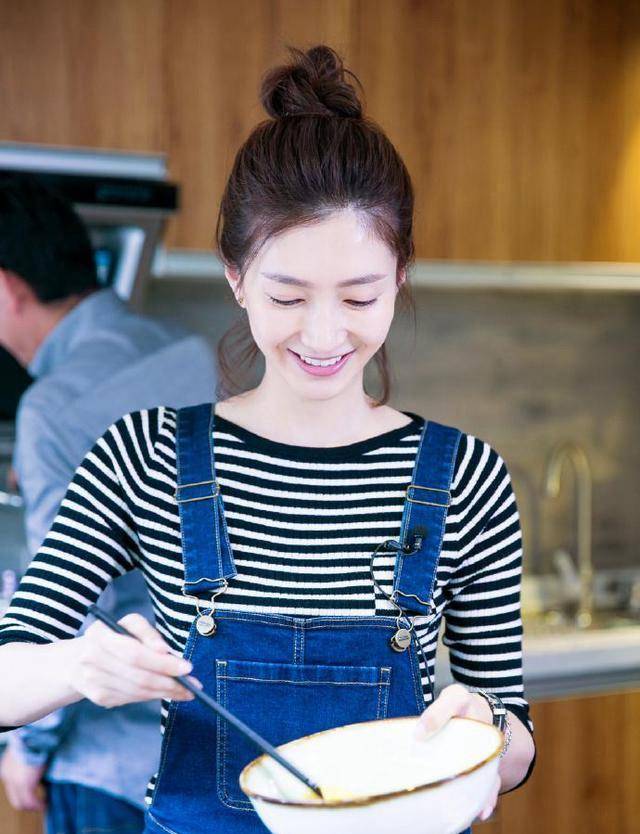 原创江疏影又换新发型扎上花瓣丸子头嫩回了18岁少女样儿