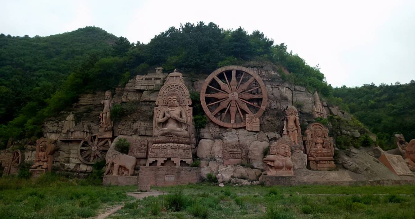 有心提笔词一阕,便谱河山万世昌四面群峰歧路远,一湖春水寄情长